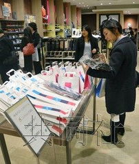 日本百货店中国顾客免税销售额激增近五倍，日用百货成消费新宠